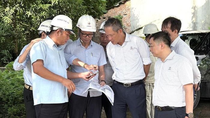 PTGĐ EVNNPT Nguyễn Ngọc Tân nghe báo cáo tiến độ triển khai Dự án đường dây 220kV Than Uyên - Lào Cai tại hiện trường