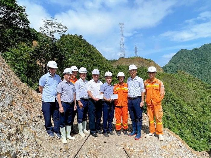 Đoàn công tác trao quà thăm hỏi, động viên các đơn vị thi công trên tuyến Đường dây 220kV Than Uyên - Lào Cai