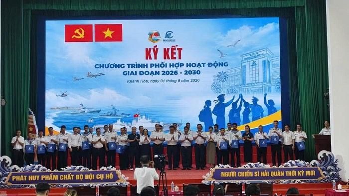 Các đại biểu cùng chụp ảnh lưu niệm.
