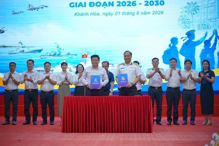 PGS.TS Đinh Văn Châu - Hiệu trưởng Trường Đại học Điện lực và Thượng tá Trần Văn Vương - Lữ đoàn trưởng Lữ đoàn 162.