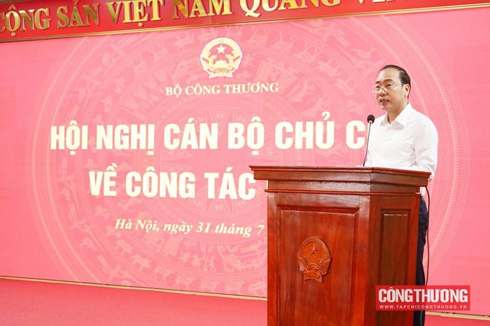 Vụ trưởng Vụ Tổ chức cán bộ Trần Quang Huy báo cáo tại hội nghị