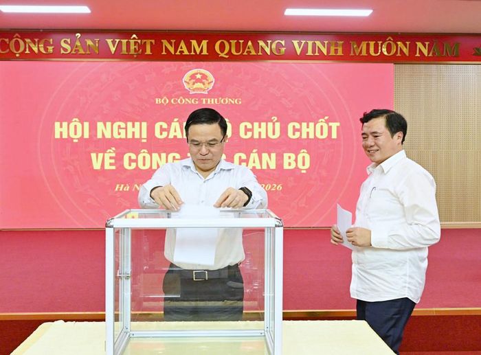 Bộ trưởng Lê Mạnh Hùng, Thứ trưởng Nguyễn Sinh Nhật Tân thực hiện ghi phiếu giới thiệu nhân sự - Ảnh: Cấn Dũng