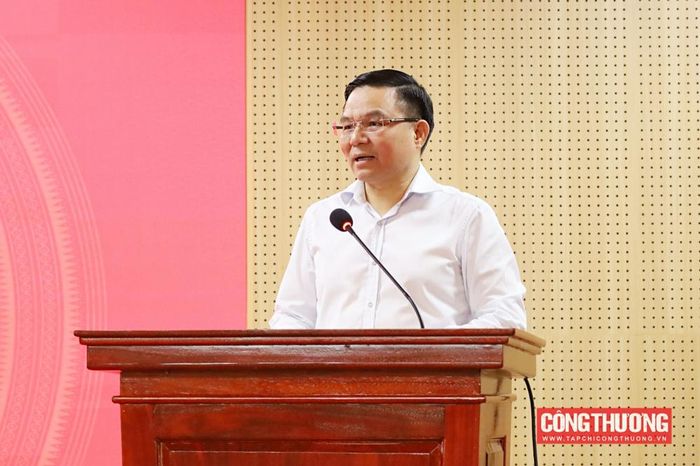 Bí thư Đảng ủy, Bộ trưởng Bộ Công Thương Lê Mạnh Hùng phát biểu tại hội nghị