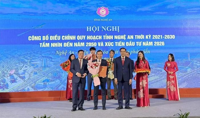 Đ/c Nguyễn Khắc Thận - Ủy viên Trung ương Đảng, Bí thư Tỉnh ủy tỉnh Nghệ An và Đ/c Võ Trọng Hải - Phó Bí thư Tỉnh ủy, Chủ tịch UBND tỉnh Nghệ An trao Quyết định chấp thuận chủ trương đầu tư, đồng thời chấp thuận nhà đầu tư đối với Dự án cải tạo đường dây 220kV Hưng Đông - Nghi Sơn từ 01 mạch thành 02 mạch cho EVNNPT (ảnh Thành Chung PTC1)