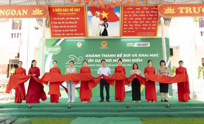 Các đại biểu cắt băng khánh thành bể bơi tại sự kiện