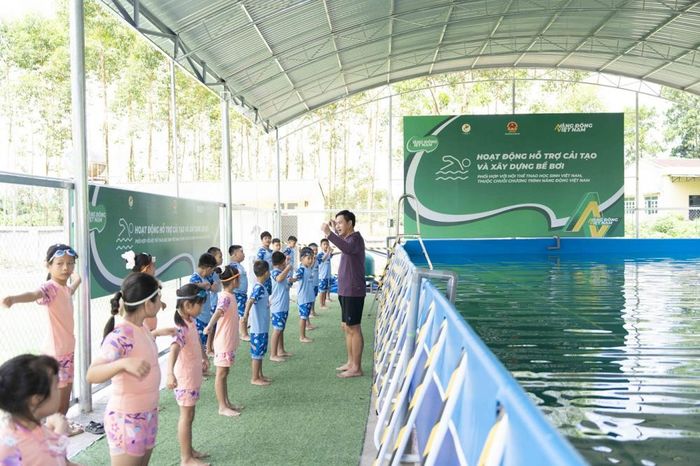 Ngay sau lễ khánh thành bể bơi, nhà trường đã tổ chức lớp dạy bơi mô hình điểm cho các em học sinh