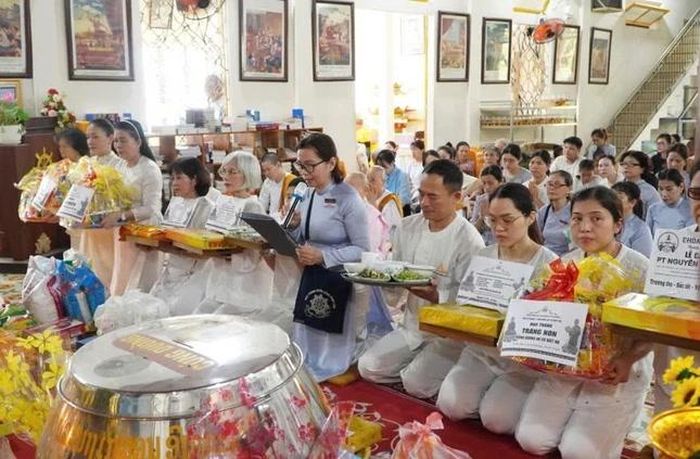 Phật tử tác bạch dâng y cúng dường chư Tăng