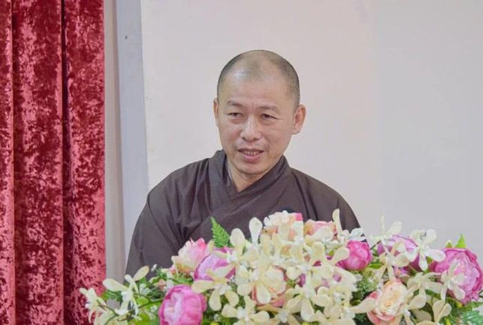 Thượng tọa Thích Minh Nhẫn góp ý tại hội thảo