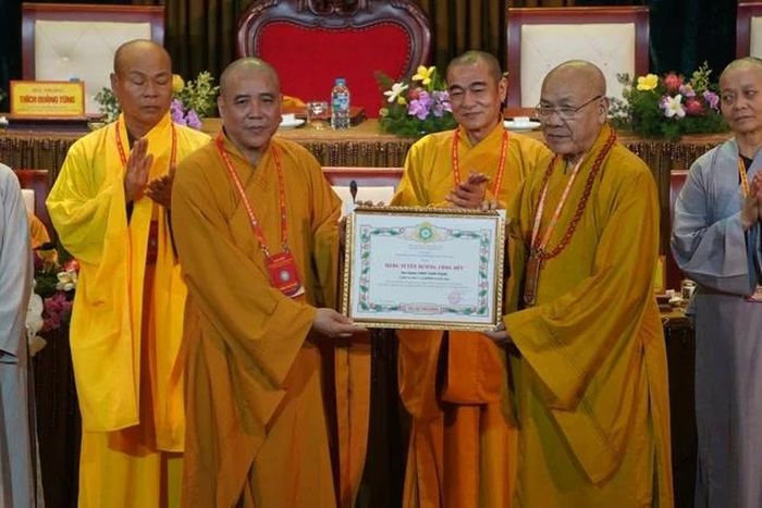 Hòa thượng Thích Quảng Tùng trao Bằng tuyên dương công đức của Trung ương GHPGVN đến Hòa thượng Thích Thanh Phụng