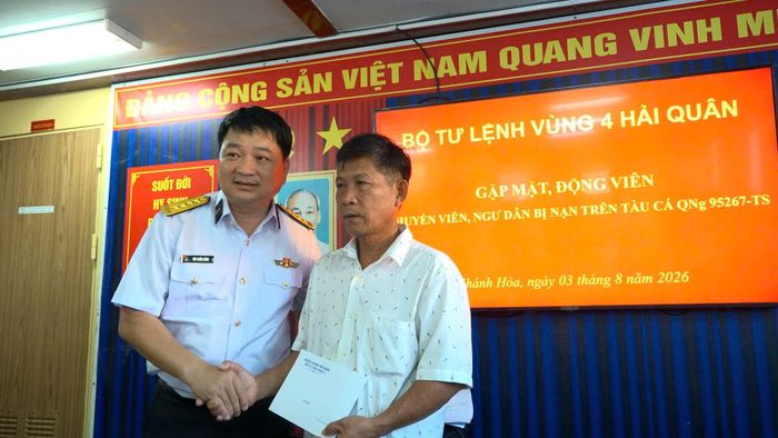 Đại tá Bùi Xuân Bình, Bí thư Đảng ủy, Chính ủy Vùng 4 động viên ngư dân.