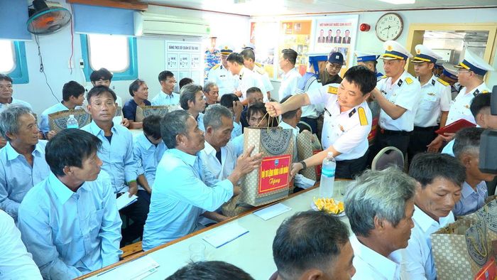 Đại diện Bộ Tư lệnh Vùng 4 Hải quân trao quà, động viên ngư dân gặp nạn trên tàu cá QNg 95267 TS.