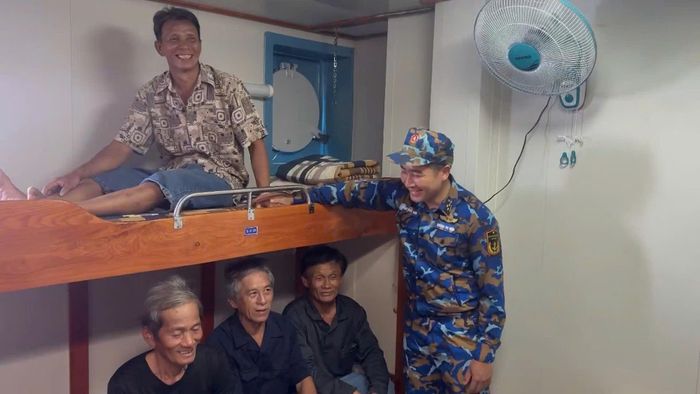 Cán bộ Tàu 905 thăm hỏi, động viên các ngư dân trong quá trình hành trình từ đảo Đá Tây về đất liền.