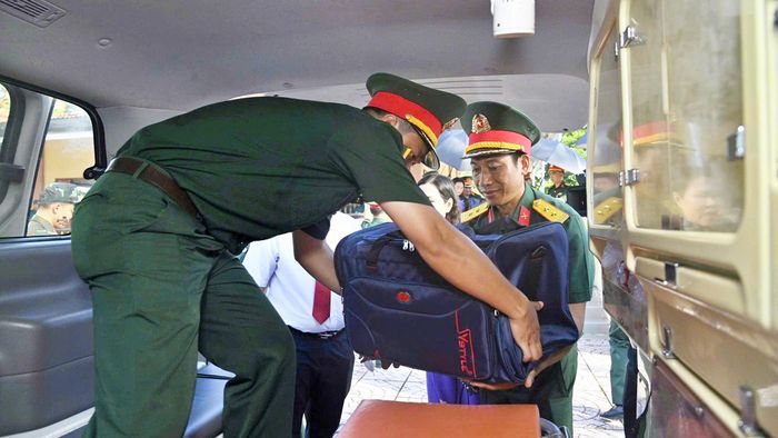 Tổ công tác cẩn thận đưa các mẫu sinh phẩm lên xe chuyên dụng.