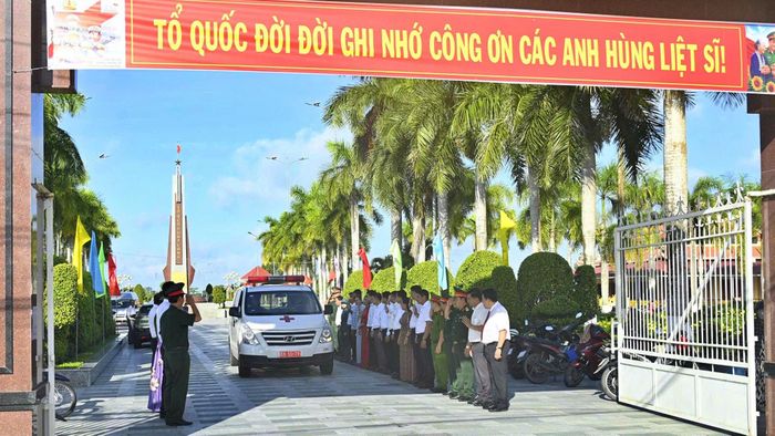 Các mẫu sinh phẩm được vận chuyển bằng xe chuyên dụng đến Cảng hàng không Quốc tế Cần Thơ để chuyển đến Viện Khoa học hình sự (Bộ Công an) giám định ADN.