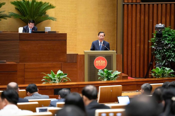 Chủ nhiệm Ủy ban Kinh tế và Tài chính Phan Văn Mãi trình bày báo cáo thẩm tra. Ảnh: Media Quốc hội.