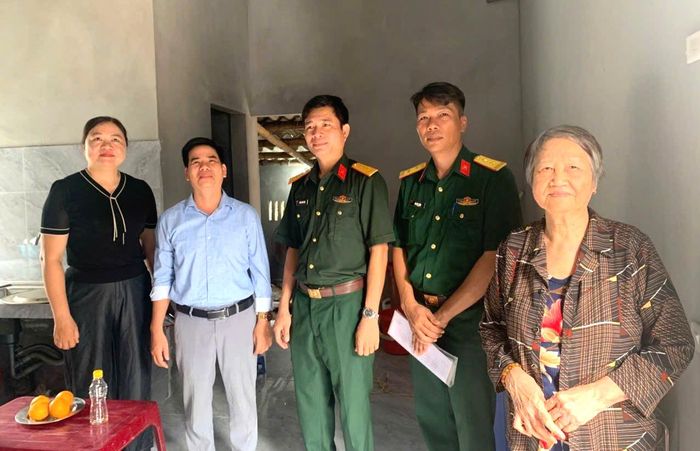 Bộ Chỉ huy Quân sự tỉnh đã phối hợp với các sở, ngành, địa phương thành lập các tổ công tác trực tiếp hỗ trợ xây dựng nhà ở, cho gia đình ông Nguyễn Mạnh Hà, xã Khánh Thiện.