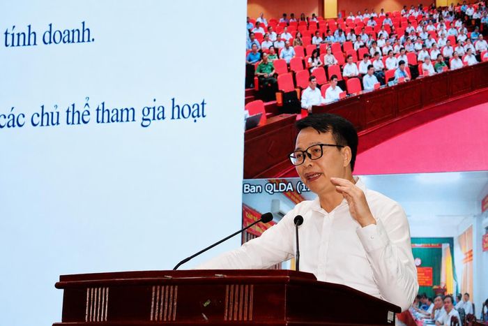 Ông Bùi Văn Dưỡng, Phó Cục trưởng Cục Kinh tế - Quản lý đầu tư xây dựng phát biểu tại hội nghị.