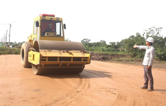 Trên công trường dự án Khu đất đấu giá quyền sử dụng đất tại đồng Bãi Giam, Khoát Đá, thôn Tiên Đài (giai đoạn 2), không khí thi công diễn ra khẩn trương. Các mũi thi công được triển khai đồng loạt nhằm bảo đảm hoàn thành công trình theo kế hoạch.