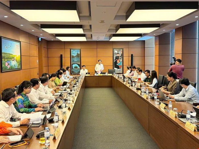 Toàn cảnh phiên thảo luận tại Tổ 9 gồm ĐBQH các tỉnh Lai Châu, Hà Tĩnh, TP Cần Thơ.
