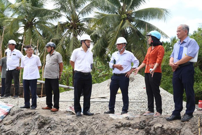 Phó Tổng giám đốc EVNSPC Bùi Quốc Hoan (chính giữa) có mặt tại TP Cần Thơ để kiểm tra, đôn đốc tiến độ các dự án điện trên địa bàn thành phố.
