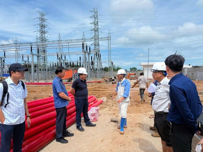 Chủ tịch HĐTV EVNSPC Lê Văn Trang (thứ 3 từ trái sang) kiểm tra công trường Dự án Trạm biến áp 220kV Phú Quốc.