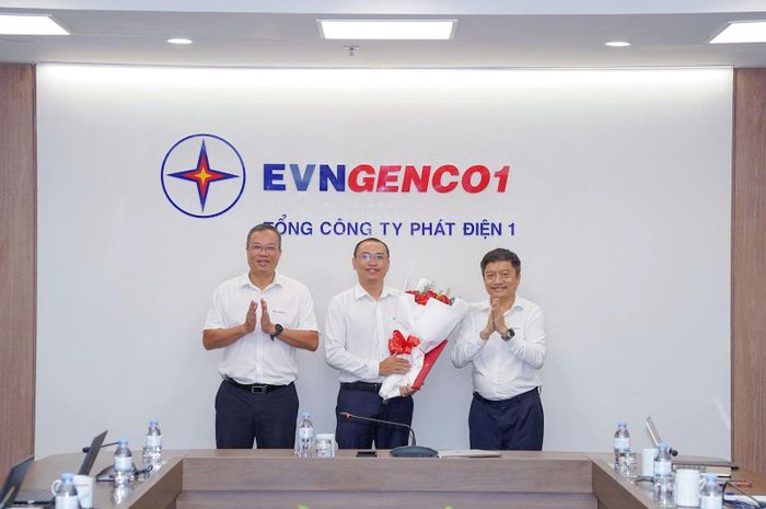 EVNGENCO1 công bố và trao Quyết định bổ nhiệm ông Tạ Tuấn Anh giữ chức vụ Trưởng ban Kỹ thuật và An toàn Tổng công ty.