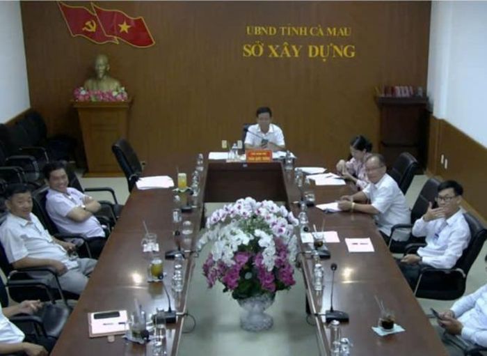 Đại diện Sở Xây dựng tỉnh Cà Mau tham luận tại Hội nghị qua điểm cầu trực tuyến.