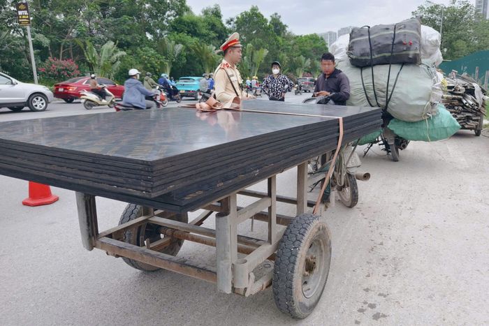 Loại xe kéo tự chế luôn tiềm ẩn nguy cơ xảy ra tai nạn.