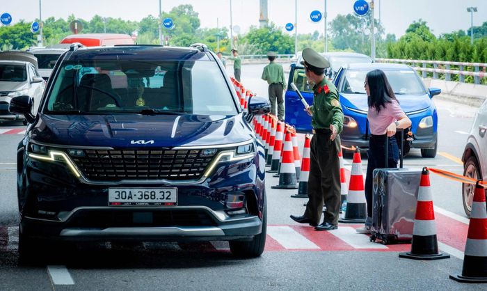 Các phương tiện kinh doanh vận tải hành khách vào trả khách tại sảnh đi tầng 2, sau khi trả khách xong di chuyển rẽ phải để ra khỏi Nhà ga (cấm rẽ trái vào khu vực sân đỗ ô tô); trong trường hợp có nhu cầu sử dụng sân đỗ P2 thì tiếp cận sân đỗ từ đường gom Võ Văn Kiệt. Thời gian dừng trả khách của các phương tiện không quá 5 phút, lái xe không được rời khỏi phương tiện quá 2m.