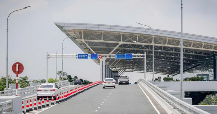 Tại lối lên tầng 3 nhà ga T2, Cảng Hàng không quốc tế Nội Bài cũng bố trí dải phân cách cố định để tách luồng phương tiện.