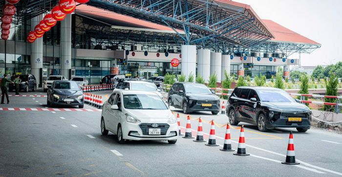 Cụ thể, làn giao thông số 1 và 2 dành cho xe ô tô đi từ hướng cầu Nhật Tân lên trả khách, trong khi làn số 3 và 4 dành cho xe đi từ hướng cầu Thăng Long lên trả khách.
