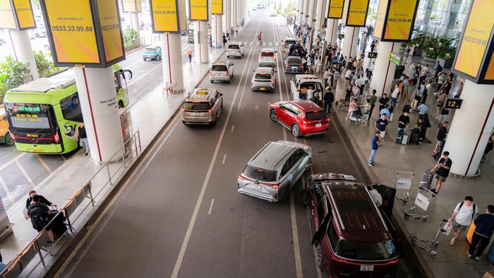 Để việc đưa đón và di chuyển tại sân bay diễn ra thuận lợi trong thời gian tới, đại diện Cảng hàng không quốc tế Nội Bài khuyến cáo hành khách và các tài xế chủ động cập nhật thông tin hướng dẫn chính thức, đồng thời tuân thủ quy định về phân làn, vị trí và thời gian dừng, đỗ theo phương án tổ chức giao thông mới.