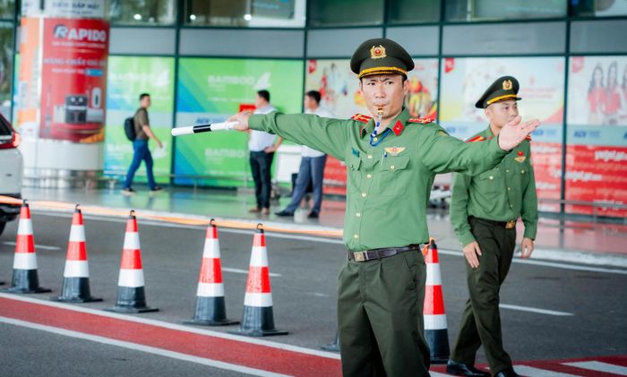 Theo ghi nhận của PV trong ngày đầu triển khai phương án phân luồng giao thông mới, lực lượng Công an cửa khẩu Cảng hàng không quốc tế Nội Bài túc trực tại các khu vực tiếp cận nhà ga T1 và T2 để hướng dẫn, phân luồng, hỗ trợ các phương tiện di chuyển theo lộ trình mới.