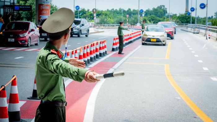 Tại khu vực sảnh đi tầng 2 nhà ga T1, Cảng hàng không quốc tế Nội Bài đã bố trí dải phân cách cứng, tổ chức 4 làn giao thông, phân tách phương tiện theo hướng tiếp cận từ cầu Nhật Tân và cầu Thăng Long.