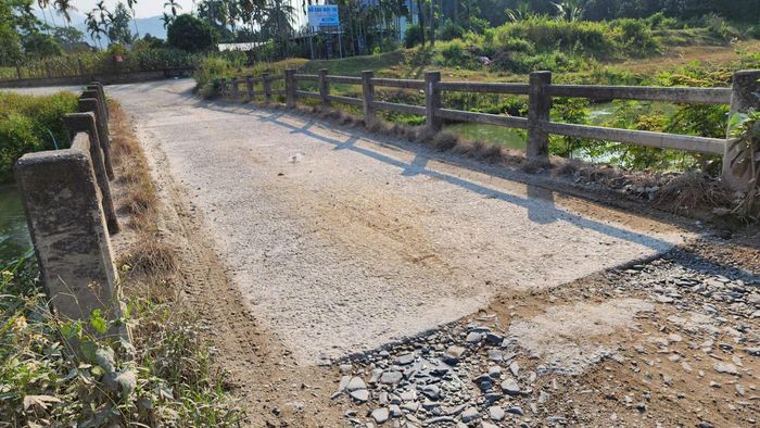 Mố cầu bong tróc, sụt lún dẫn đến nguy cơ mất ATGT cho người và phương tiện qua lại.
