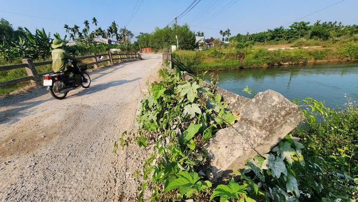 Hệ thống lan can cầu qua địa bàn xã Nghĩa Giang đổ gãy, mố cầu sụt lún không đảm bảo an toàn.