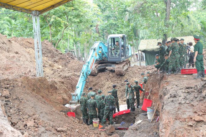 Lực lượng làm nhiệm vụ quy tập hài cốt liệt sĩ tại Công viên Lê Thị Riêng.