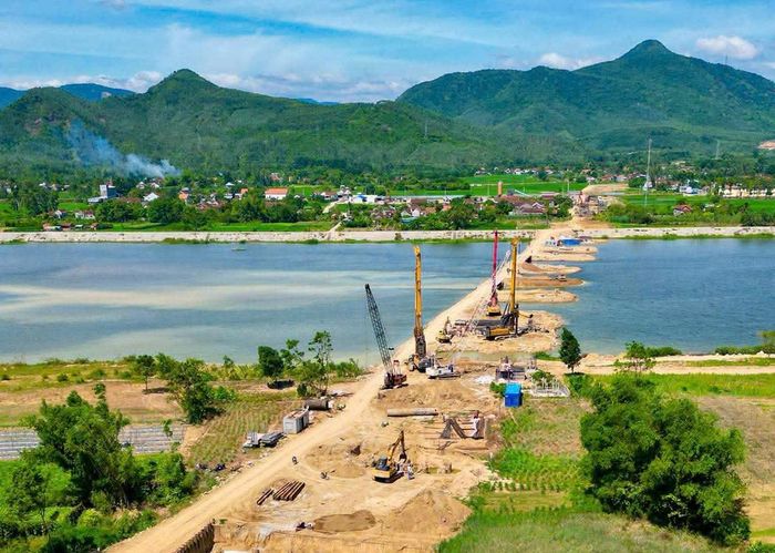 Trên dự án có nhiều cầu phức tạp, đòi hỏi kỹ thuật cao (Ảnh: Minh Thọ).