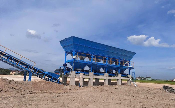 Các trạm trộn bê tông xi măng được nhà thầu dựng nên, đảm bảo cung cấp cho các công trình nhanh chóng.