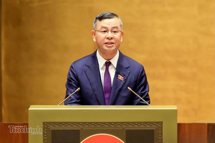 Bộ trưởng Bộ Tài chính Ngô Văn Tuấn trình bày Tờ trình của Chính phủ tại phiên họp. Ảnh: Đức Thanh