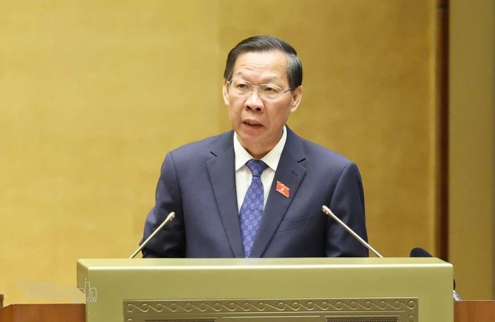 Chủ nhiệm Ủy ban Kinh tế và Tài chính Phan Văn Mãi trình bày báo cáo thẩm tra. Ảnh: Đức Thanh