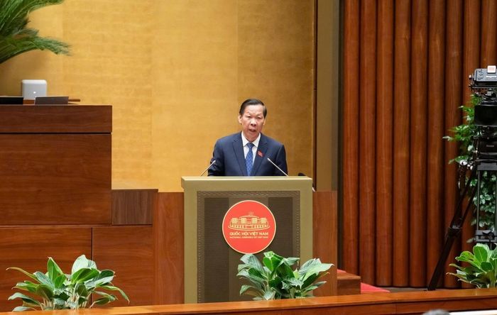 Chủ nhiệm Ủy ban Kinh tế và Tài chính Phan Văn Mãi trình bày báo cáo thẩm tra. Ảnh: quochoi.vn