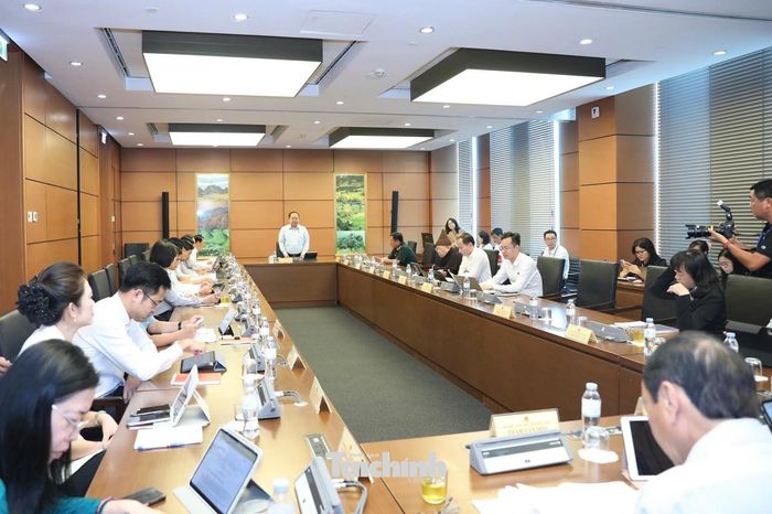 Các đại biểu đoàn Quảng Ninh, Đồng Tháp thảo luận tại tổ. Ảnh: Đức Thanh