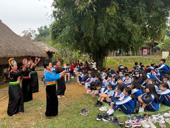 Làng Văn hóa - Du lịch các dân tộc Việt Nam tiếp tục nâng cao chất lượng các chương trình trải nghiệm và giáo dục di sản. Ảnh: LVH