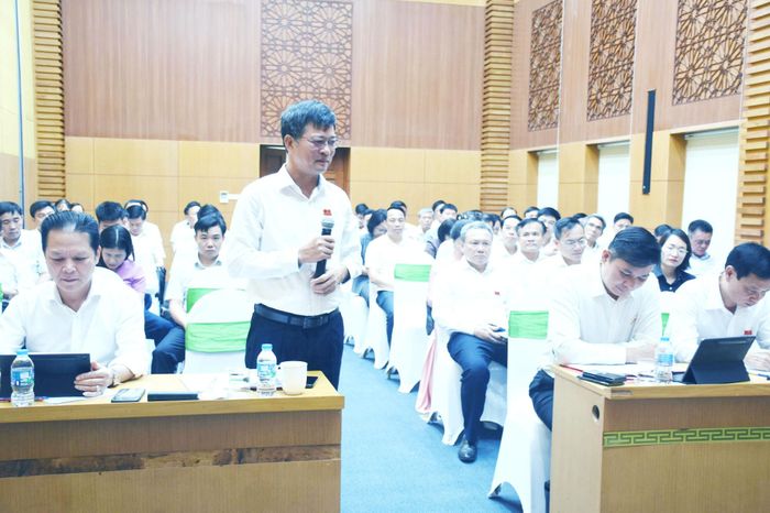 Phó Chủ tịch Thường trực HĐND tỉnh Hưng Yên Lê Xuân Tiến phát biểu thảo luận tổ tại kỳ họp thường lệ giữa năm 2026. Ảnh: Tấn Đạt