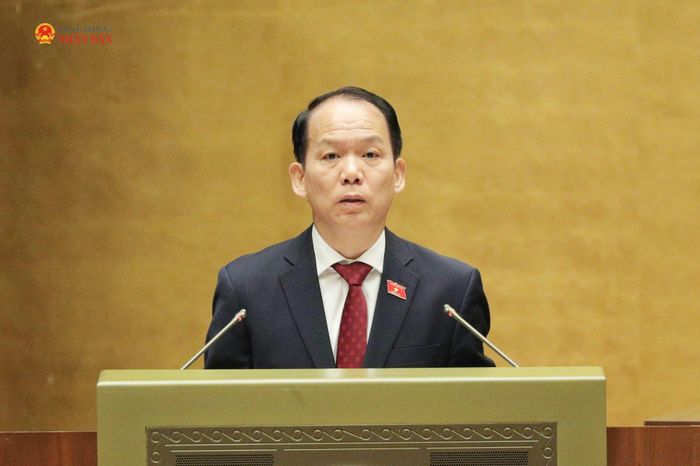 Bộ trưởng Bộ Tư pháp Hoàng Thanh Tùng trình bày Tờ trình dự án Luật Phổ biến, giáo dục pháp luật (sửa đổi). Ảnh: Hồ Long