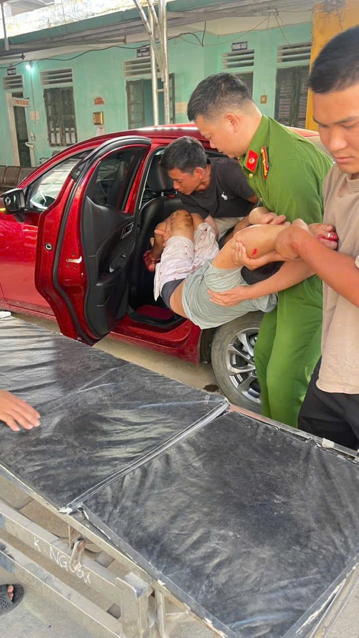 Thiếu tá Lý Văn Liên, cán bộ Công an xã Bạch Xa kịp thời đưa người bị tai nạn giao thông đi cấp cứu.