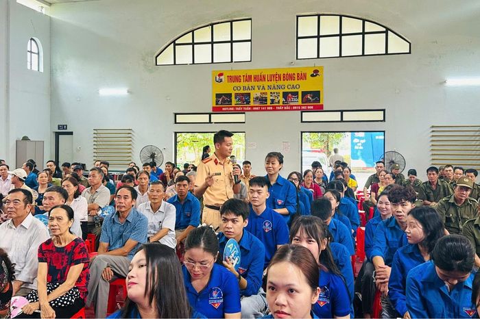 Cán bộ CSGT truyền đạt lý thuyết kỹ năng lái xe mô tô, xe gắn máy an toàn (Ảnh: Phòng CSGT, Công an tỉnh Thái Nguyên)