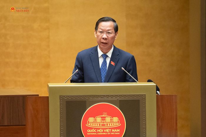Chủ nhiệm Ủy ban Kinh tế và Tài chính Phan Văn Mãi trình bày Báo cáo thẩm tra dự án Nghị quyết. Ảnh: Phạm Thắng