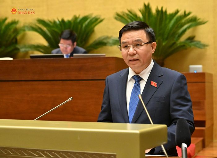 Bộ trưởng Bộ Công thương Lê Mạnh Hùng trình bày Tờ trình dự án Luật Dầu khí (sửa đổi). Ảnh: Quang Khánh